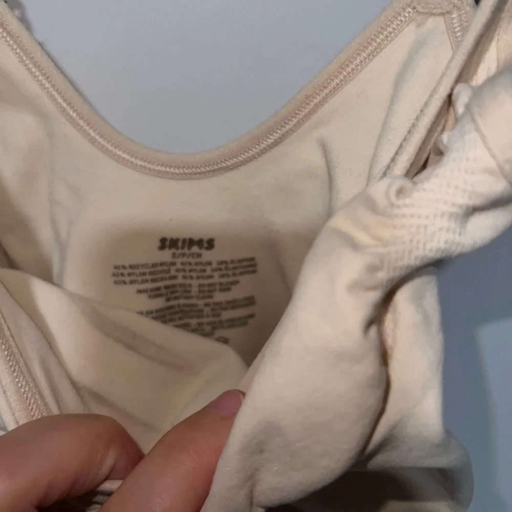 SKIMS SEAMLESS SCULPT MID THIGH BODYSUIT SAND SMALL